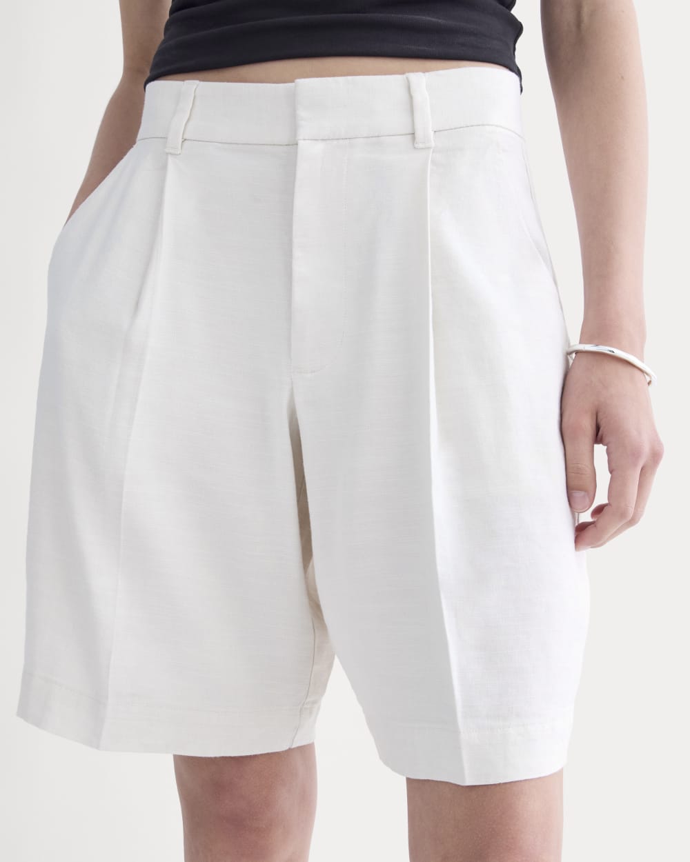 The Pleated Short in Stretch Linen | Natural Chambray - Image 4