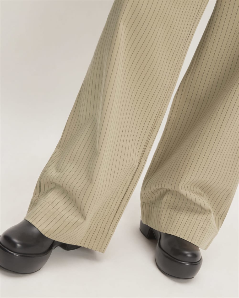The Draper Pleated Pant in Buttersmooth | Cornstalk / Black | 32 Inseam - Image 4