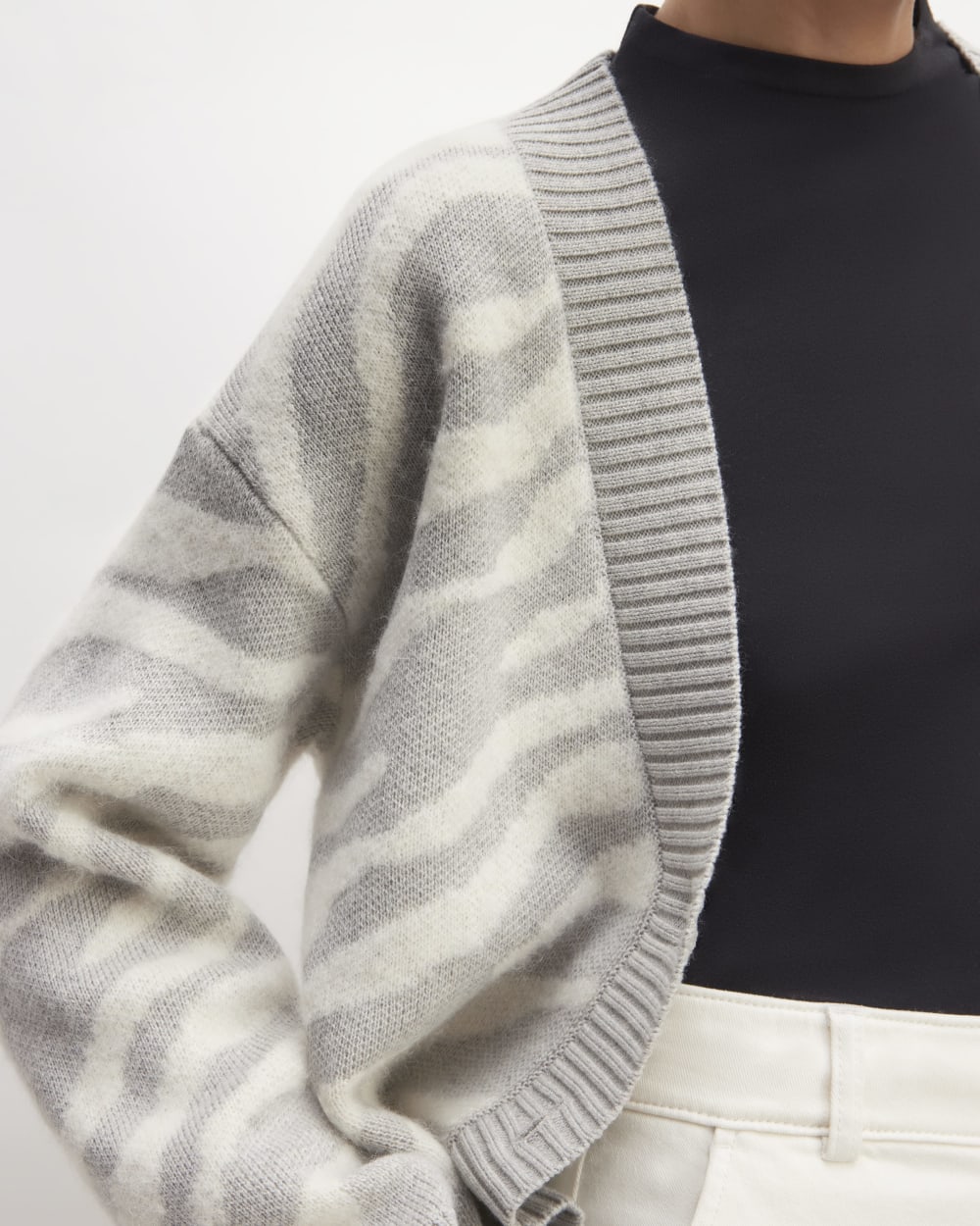 The Alpaca Tiger Jacquard Cardigan | Heathered Grey / Snow - Image 4