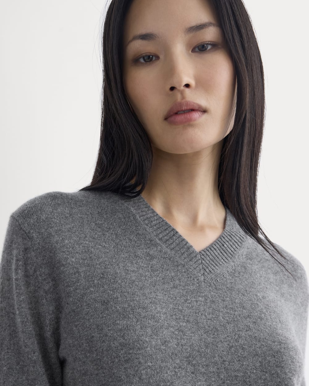 Cashmere Cropped High-V Sweater | Heather Charcoal - Image 4