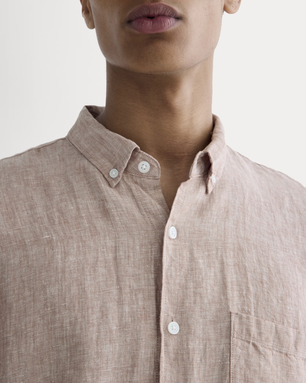 The Classic Short-Sleeve Shirt in Linen | Burlwood Chambray - Image 4