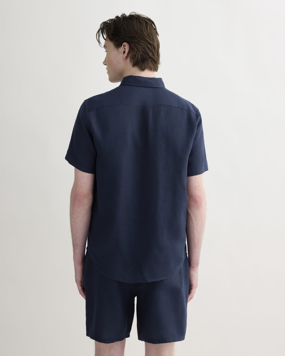 The Classic Short-Sleeve Shirt in Linen | Navy - Image 5