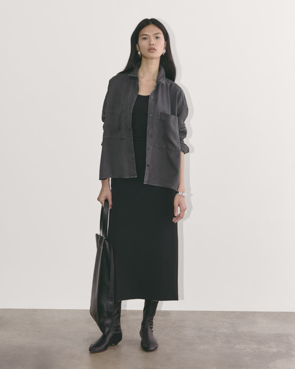 The Boxy Overshirt in Buttersoft | Graphite - Image 4