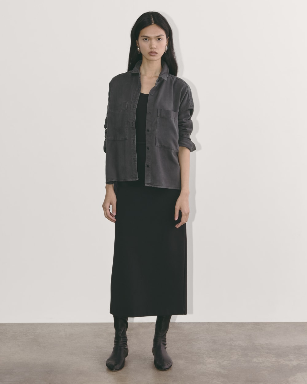 The Boxy Overshirt in Buttersoft | Graphite - Image 5