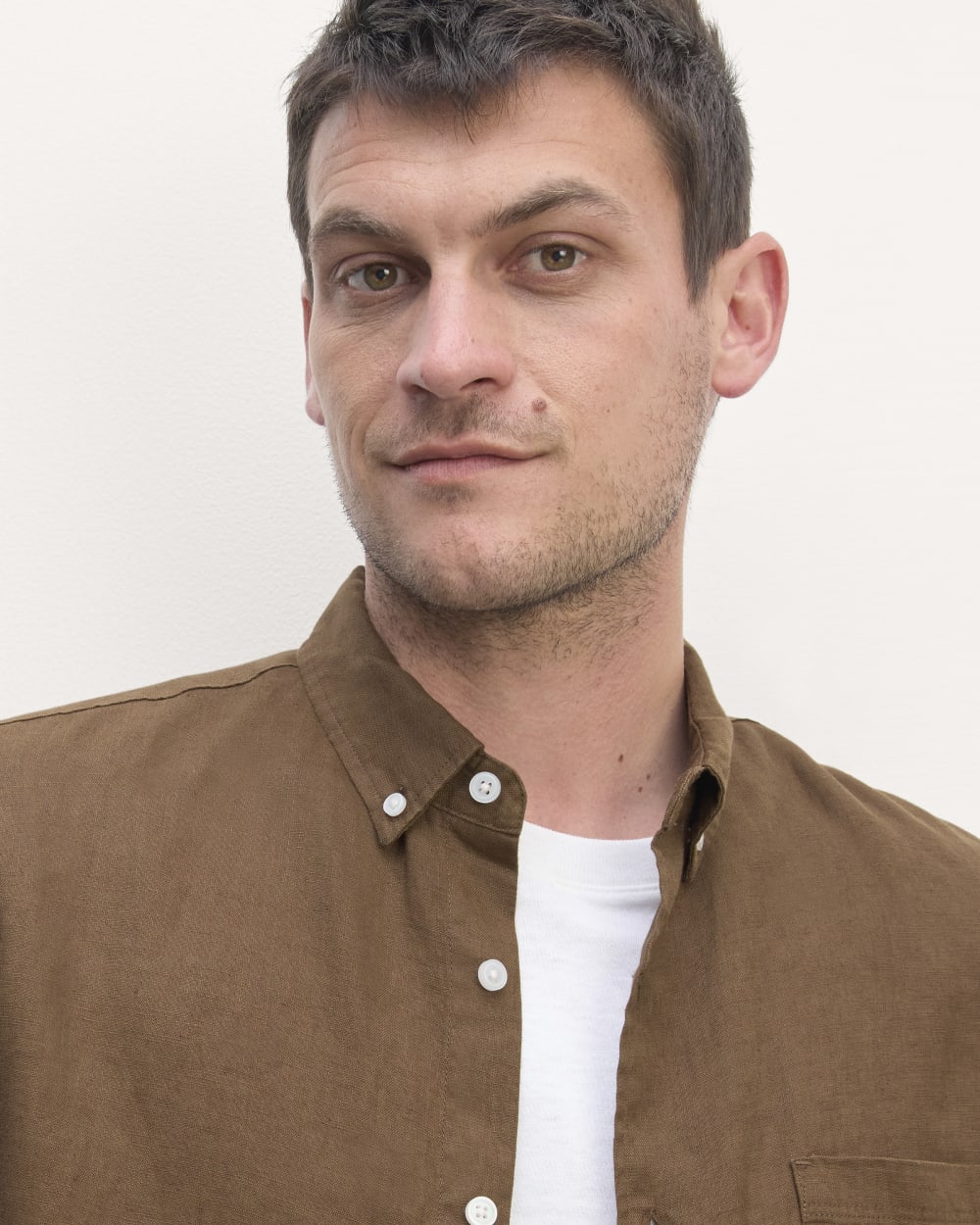 The Classic Short-Sleeve Shirt in Linen | Cocoa - Image 4