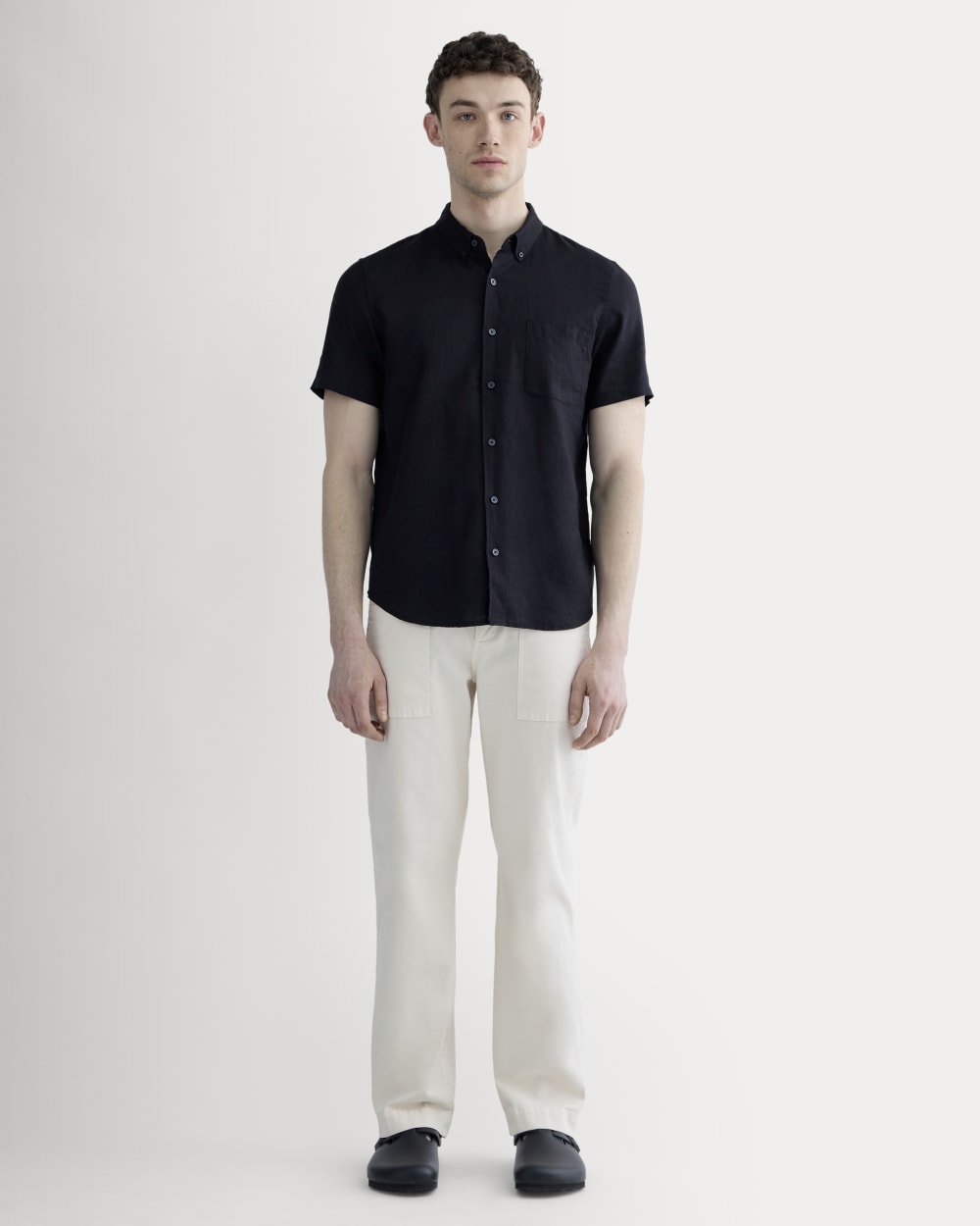 The Classic Short-Sleeve Shirt in Linen | Black - Image 3