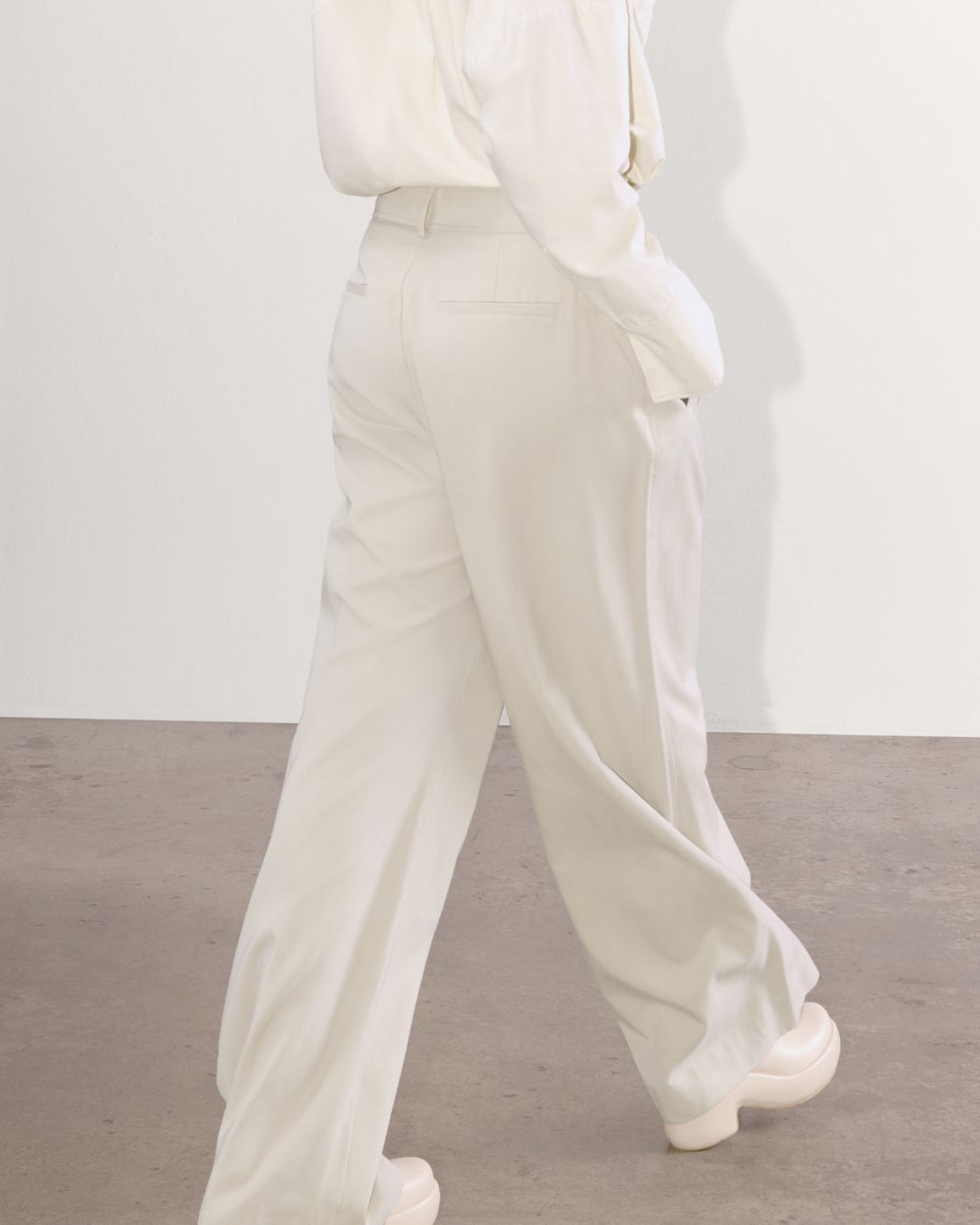 The Draper Pleated Pant in Buttersmooth | Sandstone | 32 Inseam - Image 7