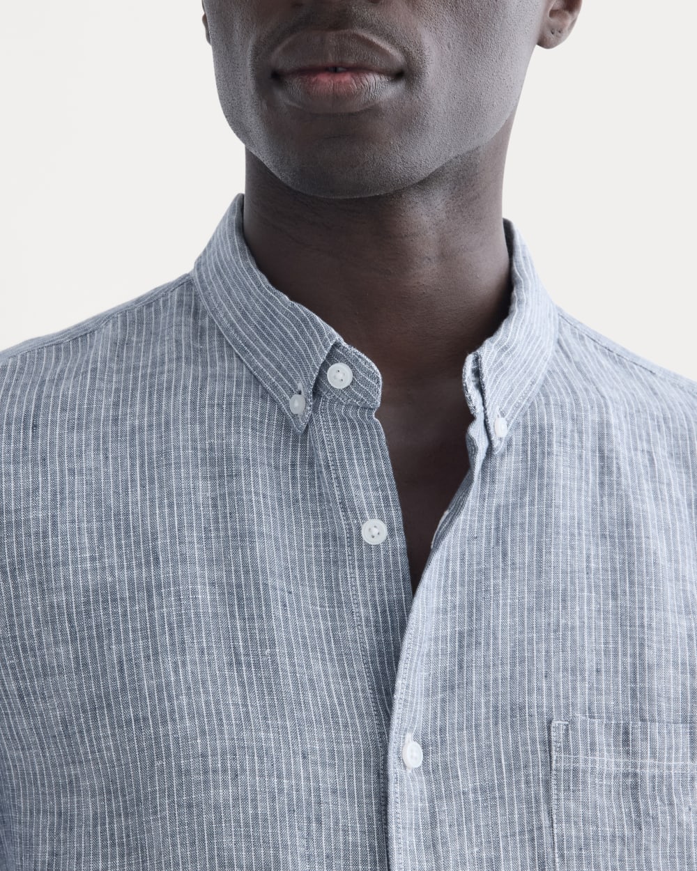 The Classic Short-Sleeve Shirt in Linen | White / Blue - Image 4