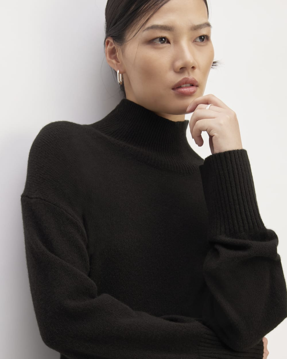 The Cashmere Oversized Turtleneck | Black - Image 4