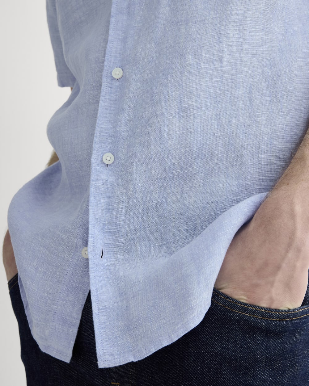 The Classic Short-Sleeve Shirt in Linen | Light Blue - Image 4