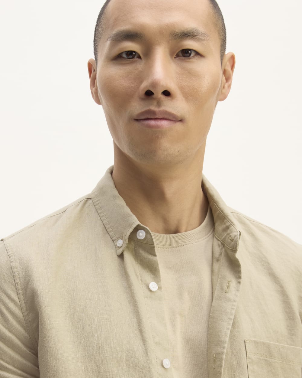 The Classic Shirt in Linen | Trench Coat Khaki - Image 4