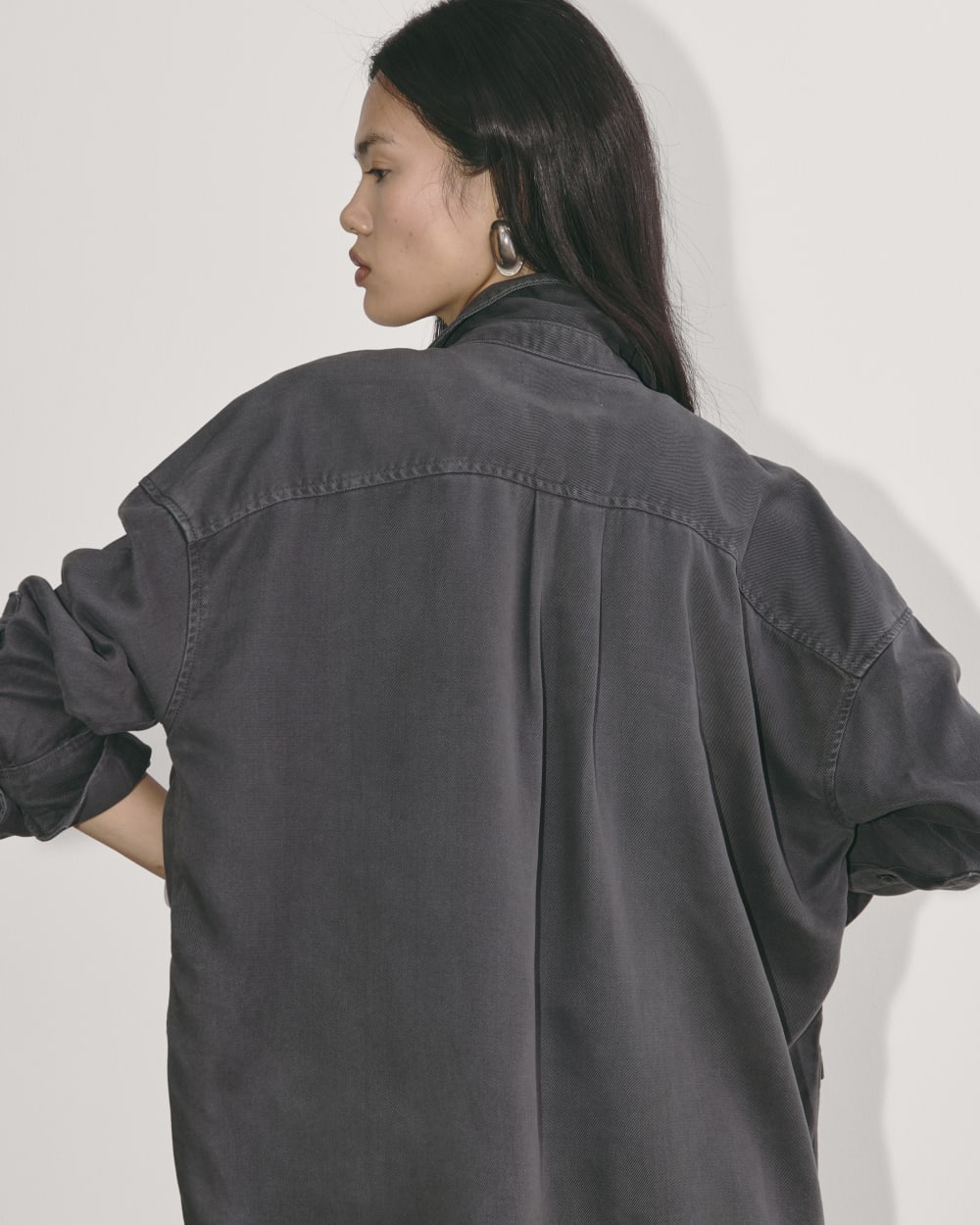 The Boxy Overshirt in Buttersoft | Graphite - Image 6