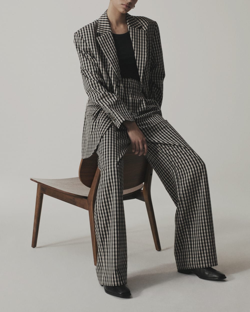 The Draper Pleated Pant in Buttersmooth | Khaki / Black | 32 Inseam - Image 5