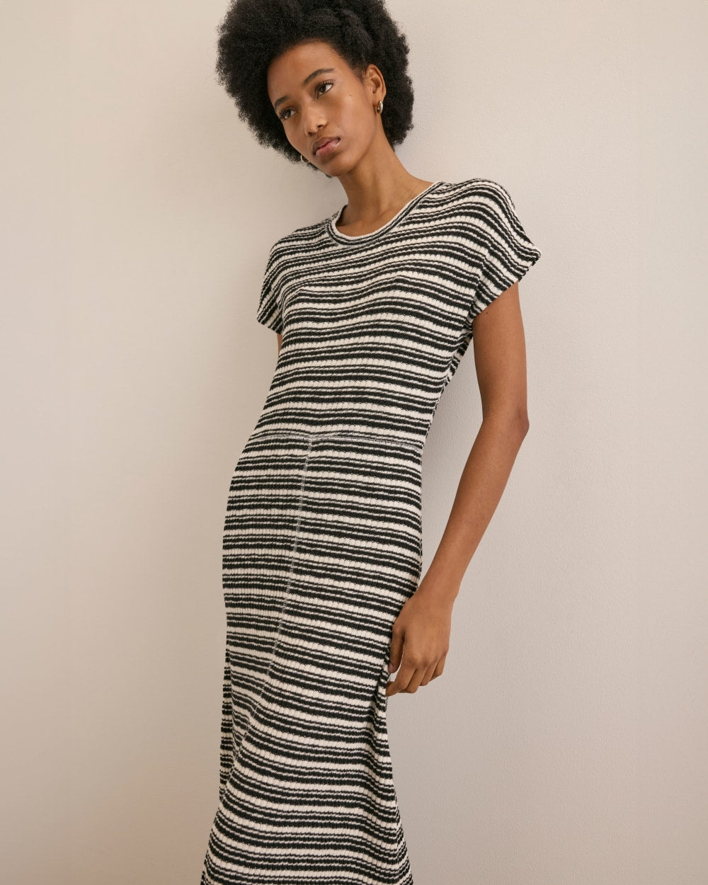 The Rib-Knit Cap-Sleeve Midi Dress | Bone / Black - Image 7